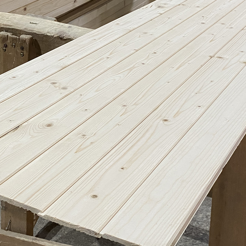 Terrassendielen aus Kiefernholz