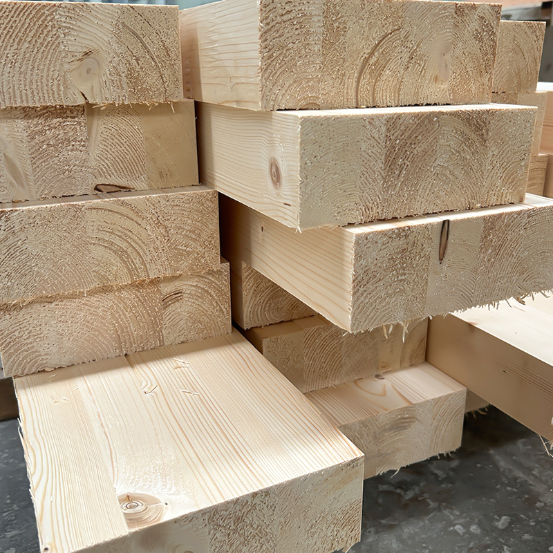 Balken und Pfosten aus Kiefernholz Balken und Pfosten aus Kiefernholz