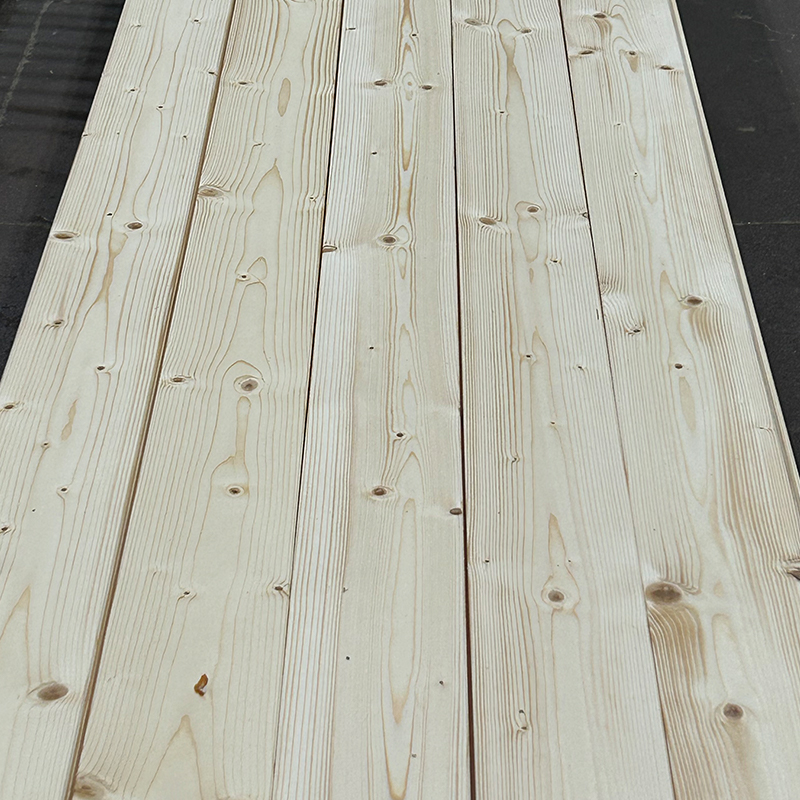 Terrassendielen aus Kiefernholz